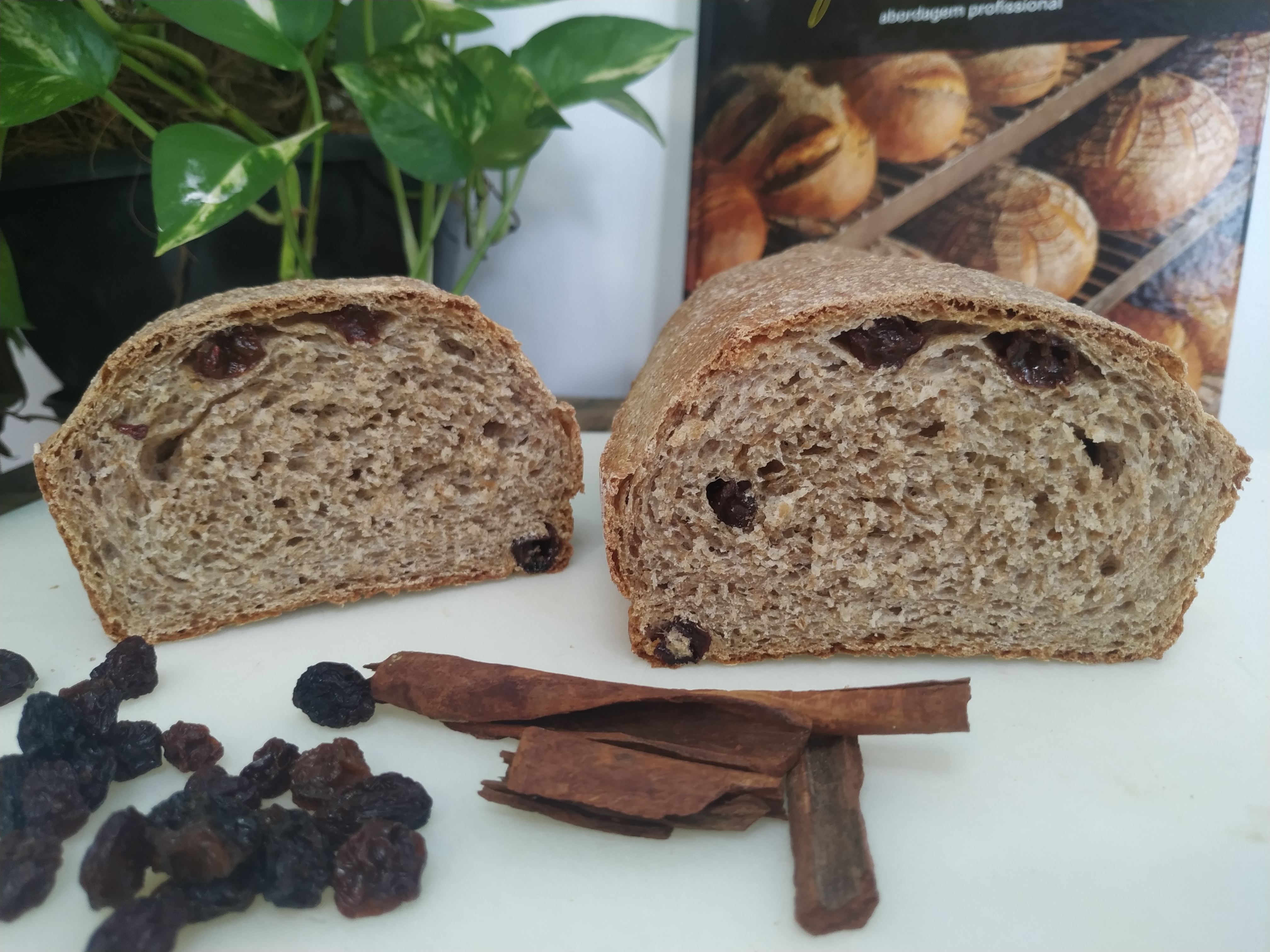 Pão integral com canela e uva-passa