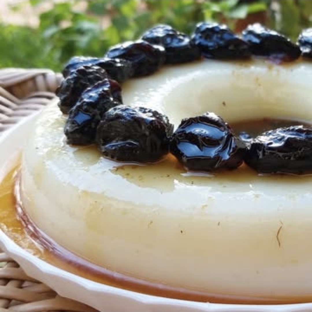 Manjar de coco com calda de ameixa