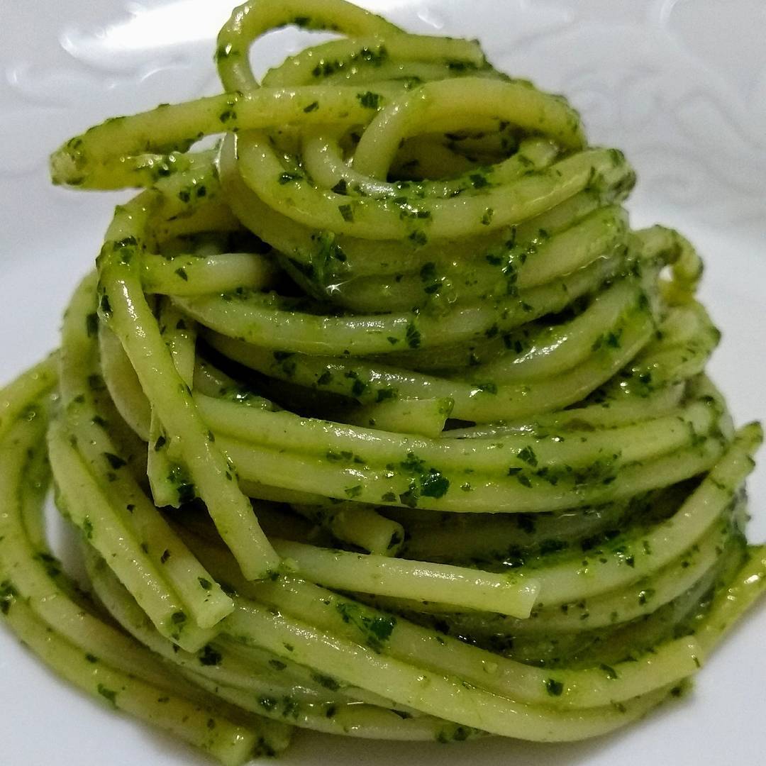 Espaguete ao molho pesto