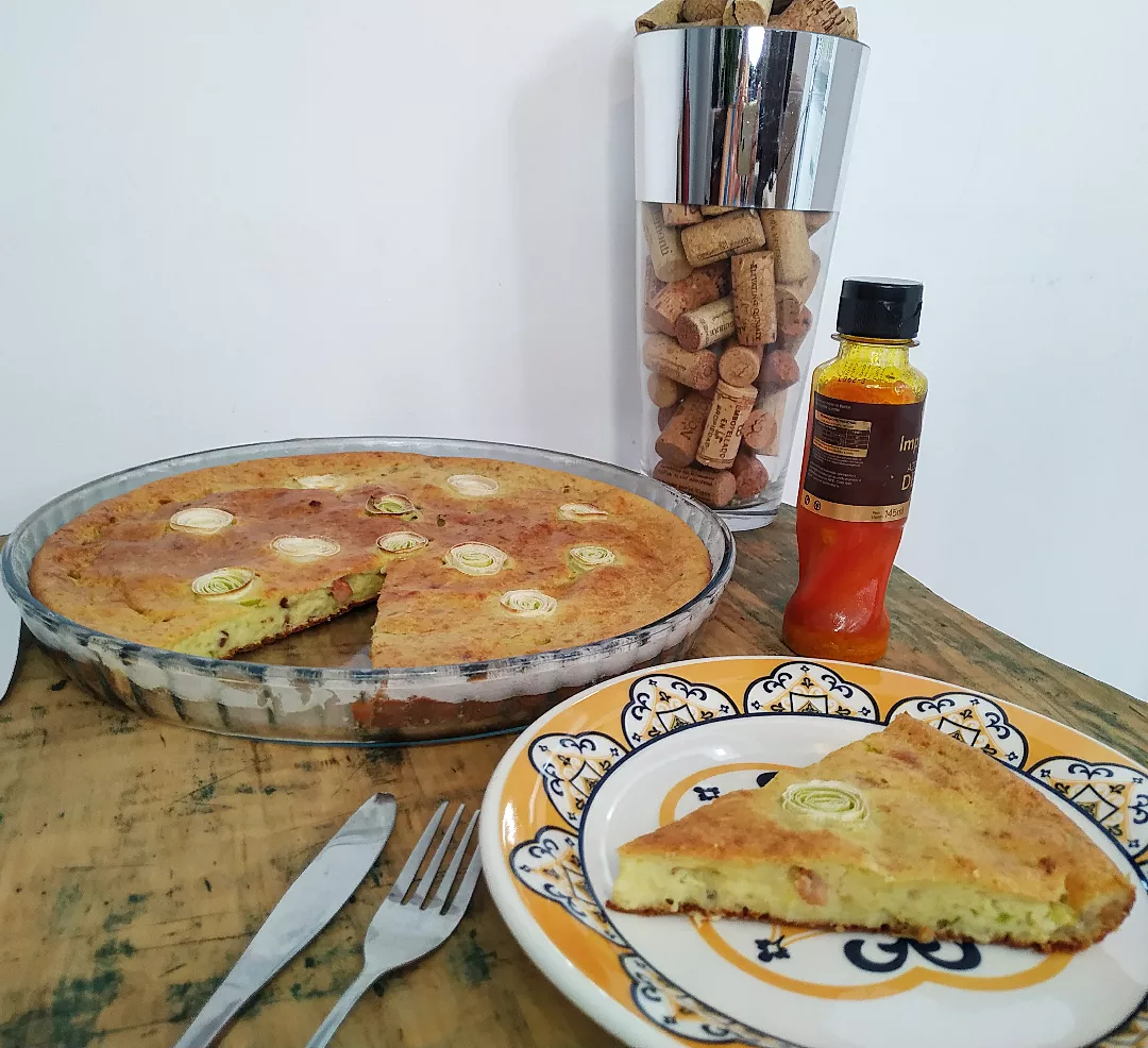 Bolo salgado de chuchu com bacon e alho-poró