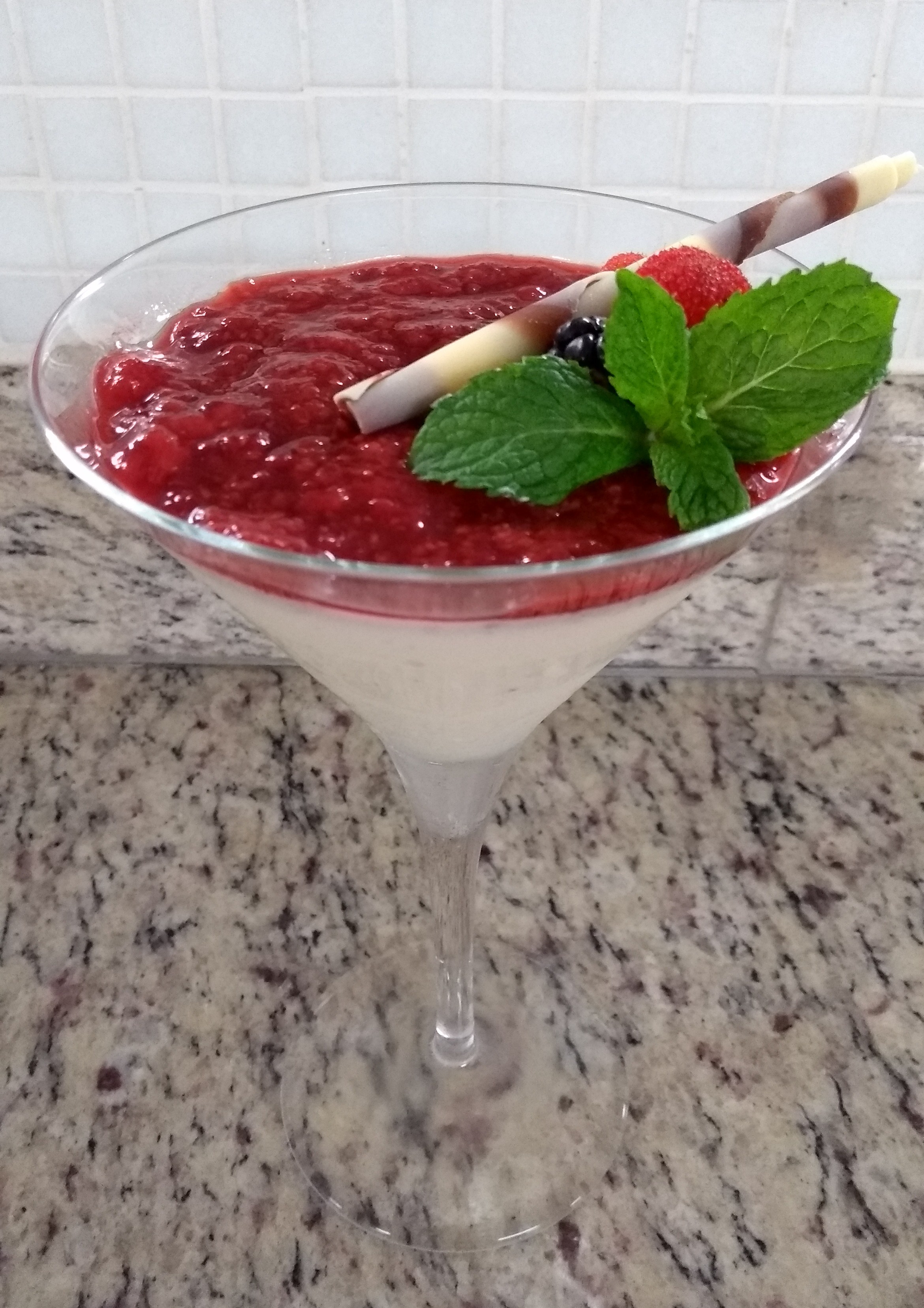 Panna Cotta com calda de morango