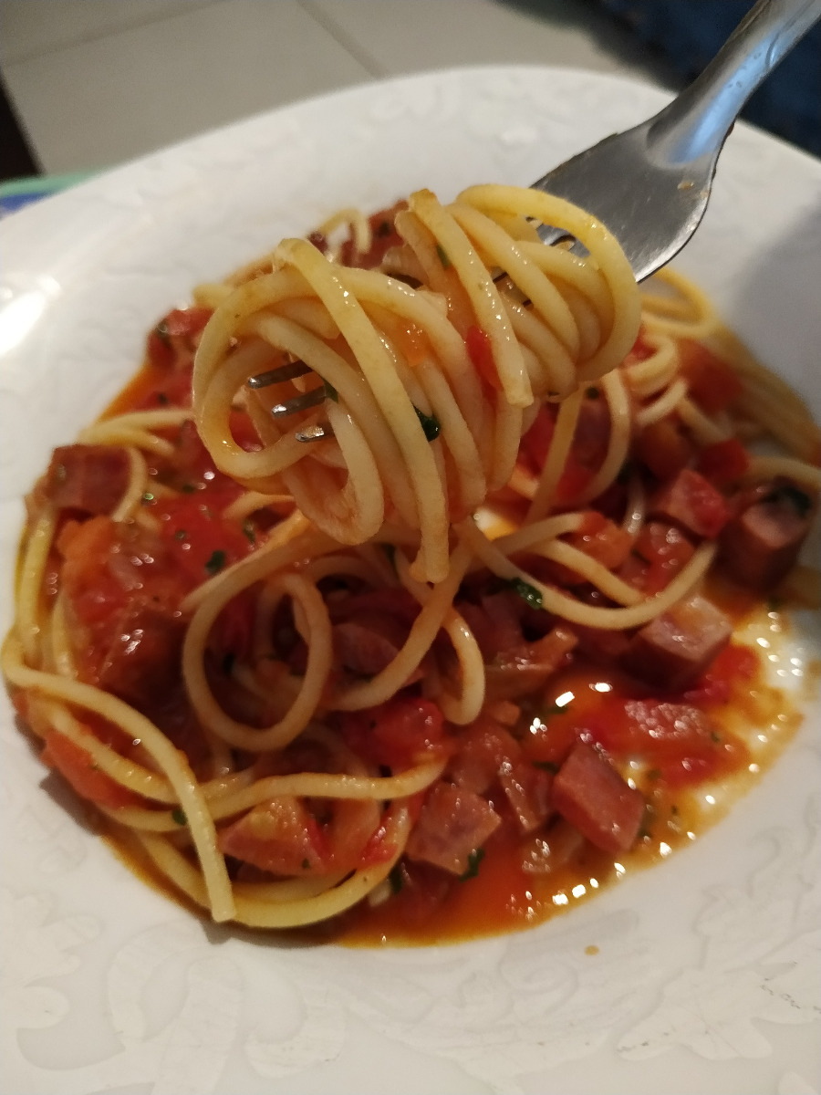 Espaguete ao molho de tomate e bacon